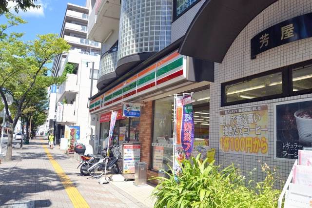 コンビニ　セブンイレブン広島五日市駅前店（コンビニ）まで586m