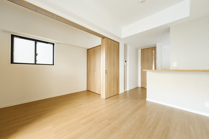 居室・リビング　お部屋によって室内のカラーが異なります。 詳しくは当店スタッ