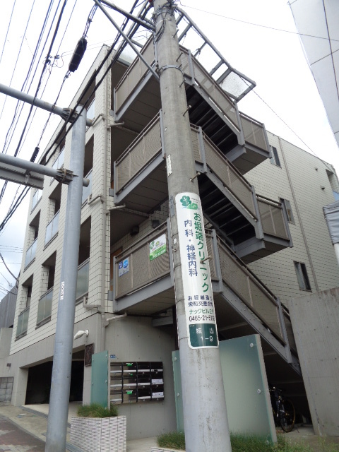 エントランス　重厚感のある外観