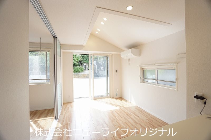 居室・リビング　リビングにはエアコンが備え付けです♪