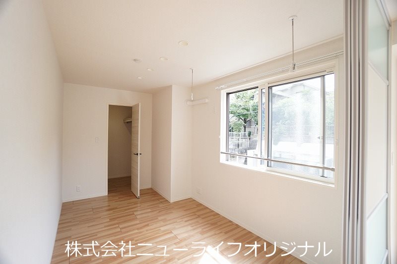 その他部屋・スペース　洋室には大きな収納がございます♪