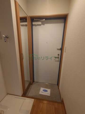 玄関　別部屋の参考写真になります。