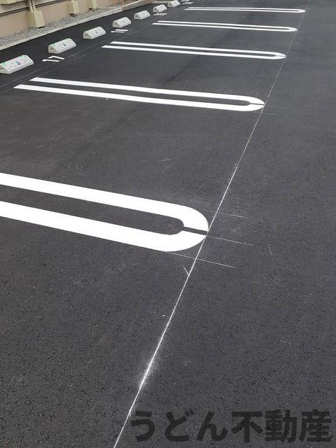 駐車場　うどん県のお部屋探しはうどん不動産へ うどんちゃんとLINE