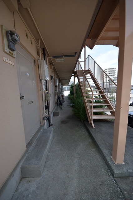 エントランス　★外回りも程よく手入れされております★