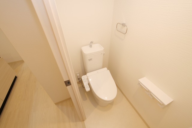 トイレ　落ち着いた色調のトイレです