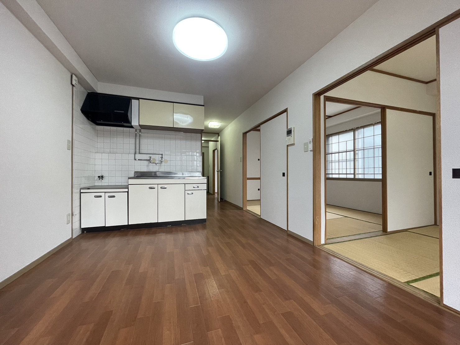 居室・リビング　★経済的な都市ガス！★エアコン完備！★南向き角部屋！