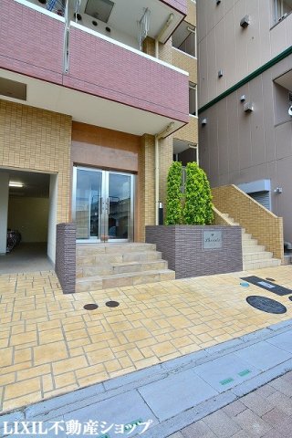 エントランス　オートロック機能付のエントランスです。