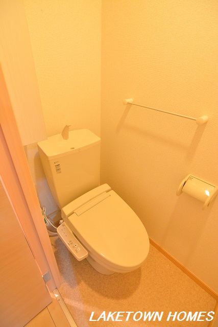 トイレ　収納のある温水洗浄便座付のトイレです。