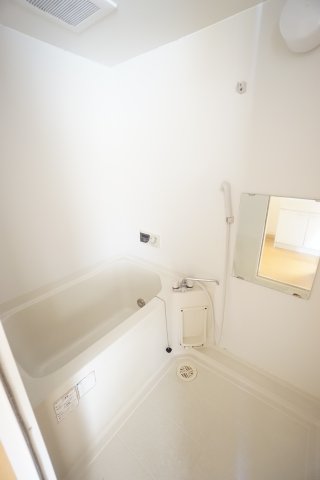 バス・シャワールーム　※同物件、同タイプ、間取り反転のお部屋です