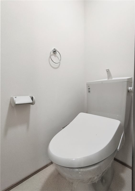 トイレ　温水洗浄便座付きのトイレです。