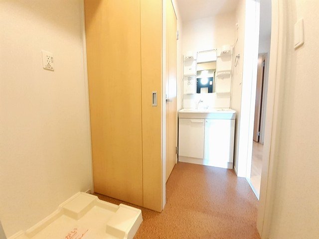 洗面設備　明るい洗面所です