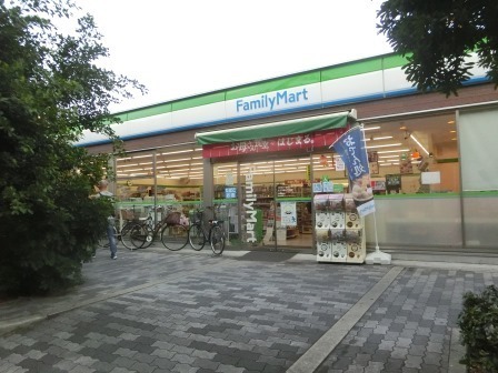 コンビニ　ファミリーマート（コンビニ）まで142m