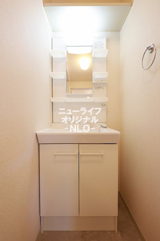 洗面設備　シャワー付き洗面台で忙しい朝でも楽に身支度が出来ます！