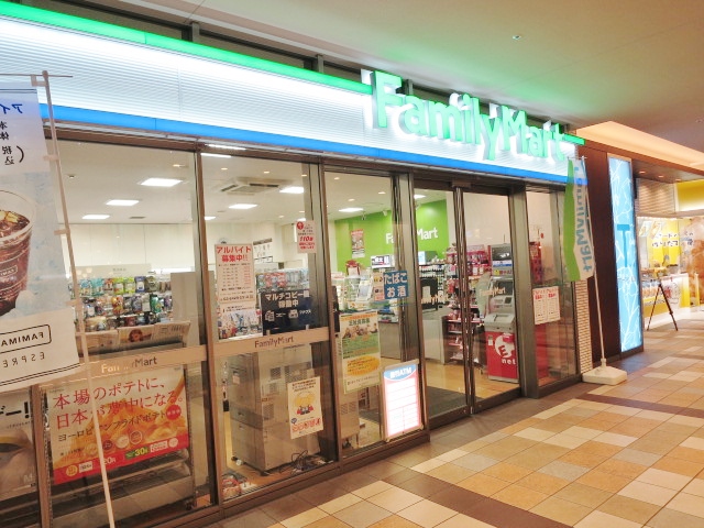 コンビニ　ファミリーマート アワーズイン阪急ツイン館店（コンビニ）まで240m