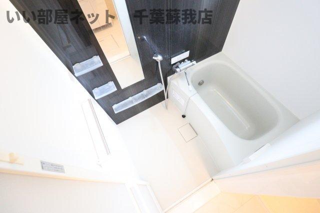 バス・シャワールーム　アクセントパネルがシックで落ち着いた雰囲気の浴室です！