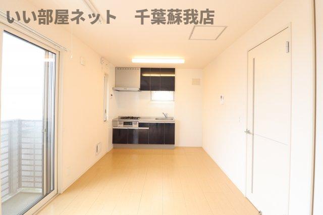 居室・リビング　横長のLDKは明るく開放的♪温かい雰囲気♪