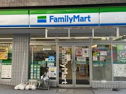 コンビニ　ファミリーマート甲東園駅東口店（コンビニ）まで304m