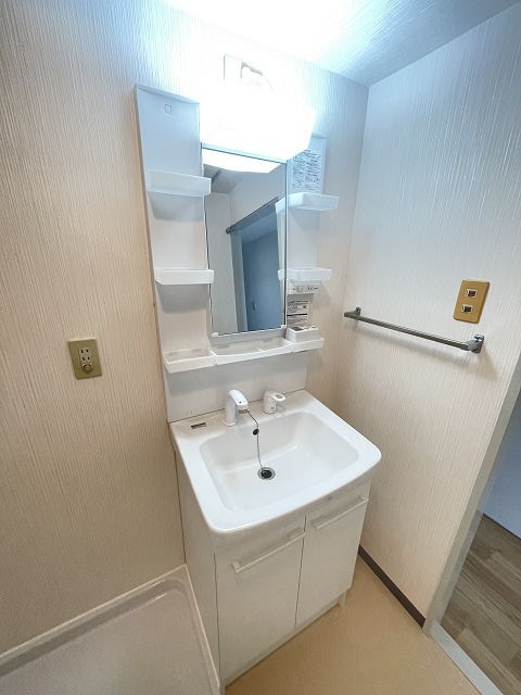 洗面設備　ゆったりとスペースのある洗面所