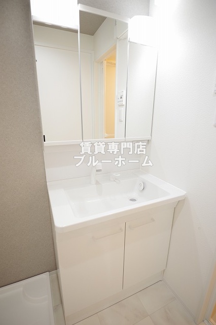 洗面設備　あると嬉しい三面鏡独立洗面台！