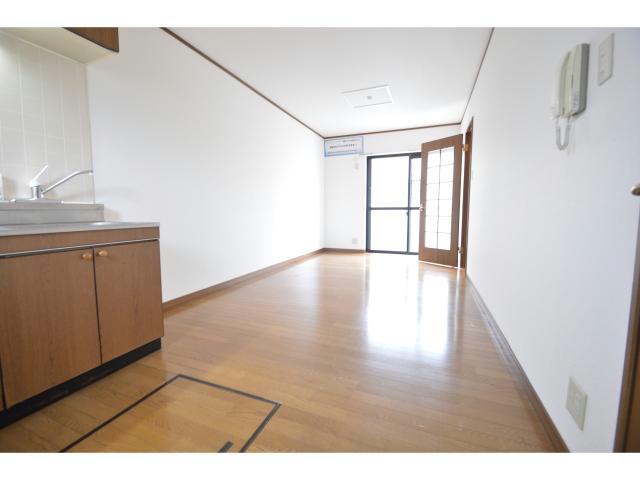 居室・リビング　南向き、10.5帖のLDKです。