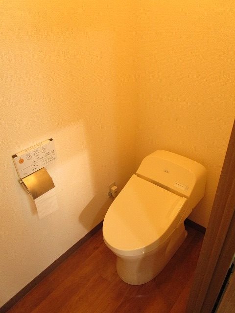トイレ　写真は205号室です（参考）