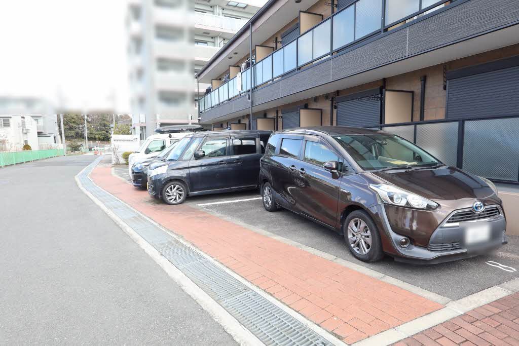 建物外観　敷地内駐車場