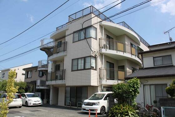 建物外観　お部屋は鉄骨鉄筋造３階建ての２階です