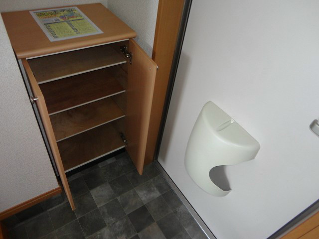 玄関　写真は103号室です