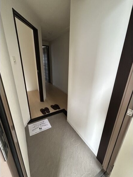 玄関　※写真は同じマンションの違う部屋のものになります。