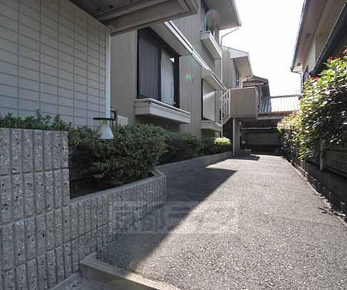 その他共有部分　前面道路から少し高いところにございます