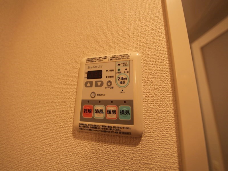 その他設備　浴室暖房乾燥機付き