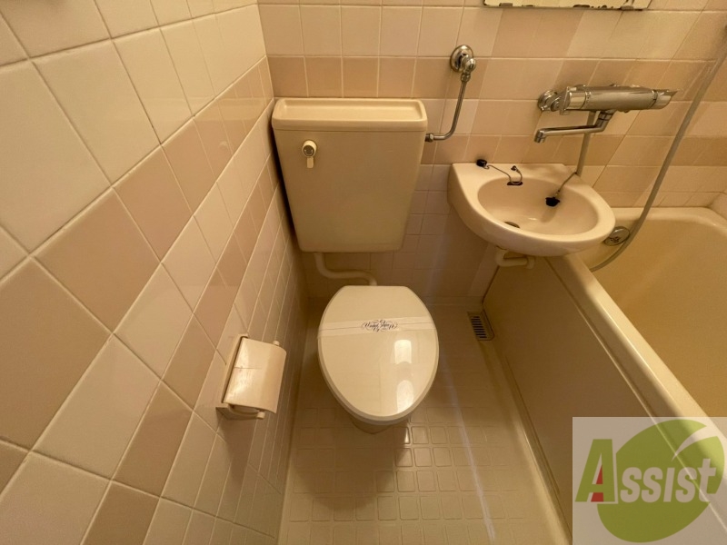 トイレ　ユニットバス内のトイレです。一人暮らしなら十分ですね。