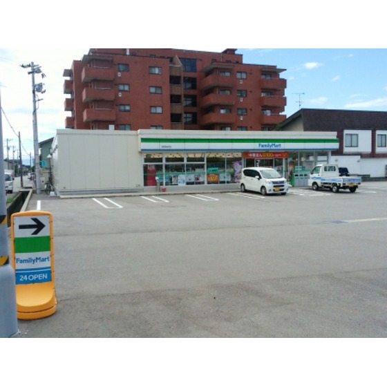 コンビニ　ファミリーマート高岡清水町店（コンビニ）まで828m