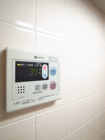 その他設備　お湯の温度設定はキッチンでも操作可能。