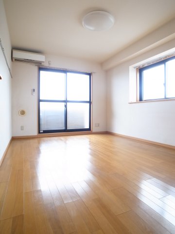 居室・リビング　角部屋は出窓付きで明るいお部屋