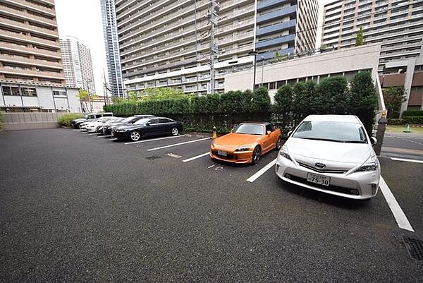 駐車場　駐車場があるので、車を買う予定の方も安心です