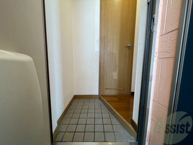 玄関　玄関です。すぐ広いリビングにつながっています。