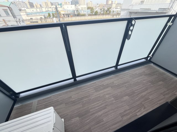 バルコニー　暖かな日差しのふりそそぐバルコニー