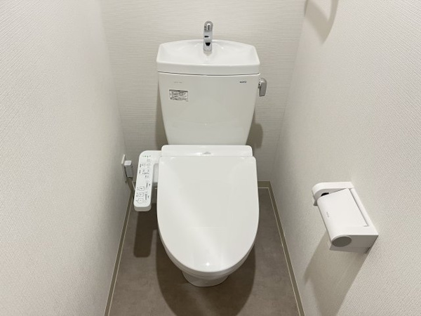 トイレ　落ち着いた色調のトイレです
