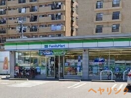 コンビニ　ファミリーマート芳野三丁目店（コンビニ）まで602m