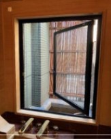 その他　坪庭が見え開放感のある浴室