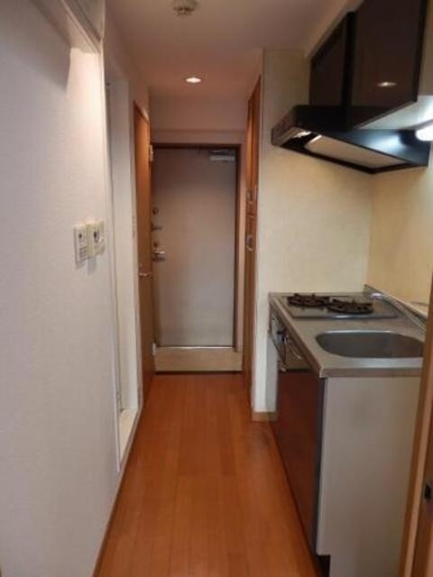 玄関　※別タイプの参考画像になります。