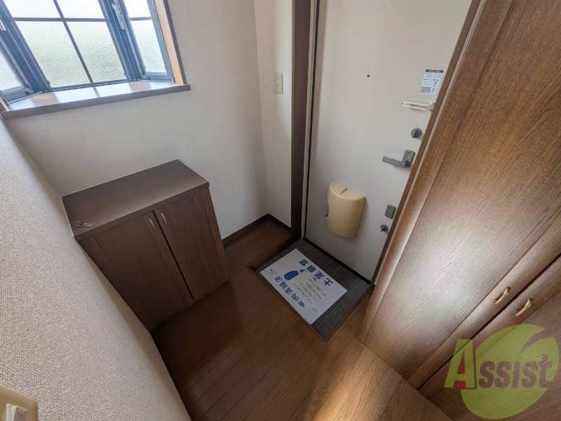 玄関　玄関には収納もあって片付けも楽ちんです。
