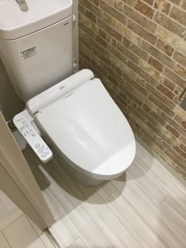 トイレ　温水洗浄便座付きのトイレです♪