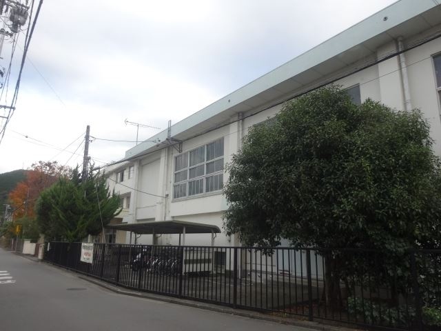 中学校　静岡市立服織中学校（中学校）まで475m