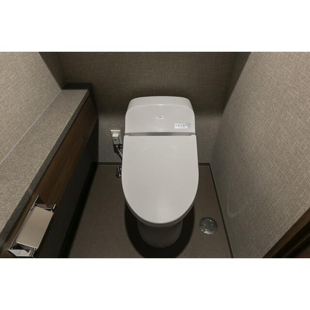 トイレ　すっきりとした印象のタンクレストイレです