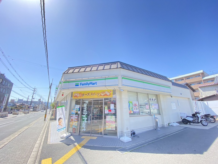コンビニ　ファミリーマート（コンビニ）まで40m