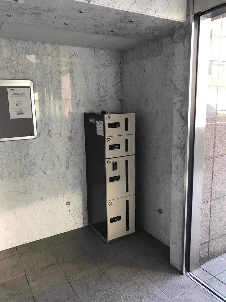 ロビー　共用部に宅配ボックスがあります