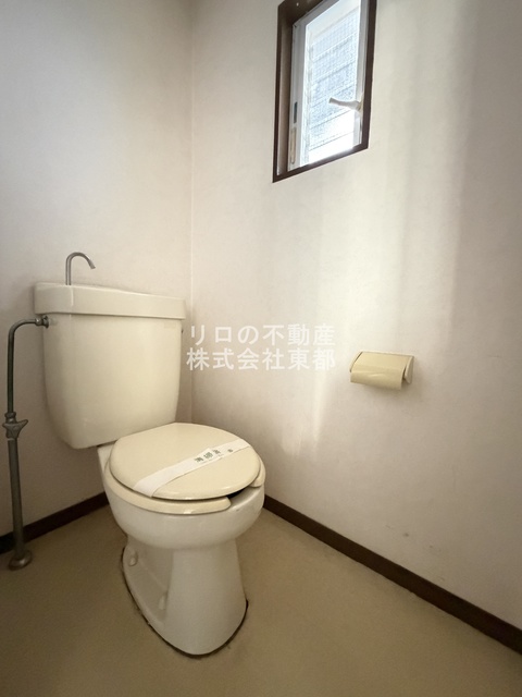トイレ　白基調で清潔感のあるトイレです♪