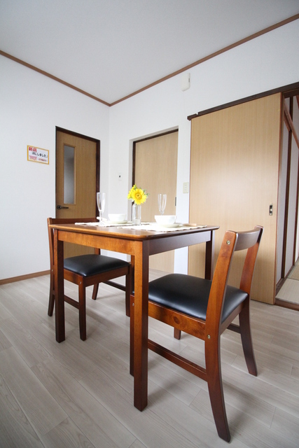 居室・リビング　モデルルーム参考写真。実際のお部屋に家具はありません